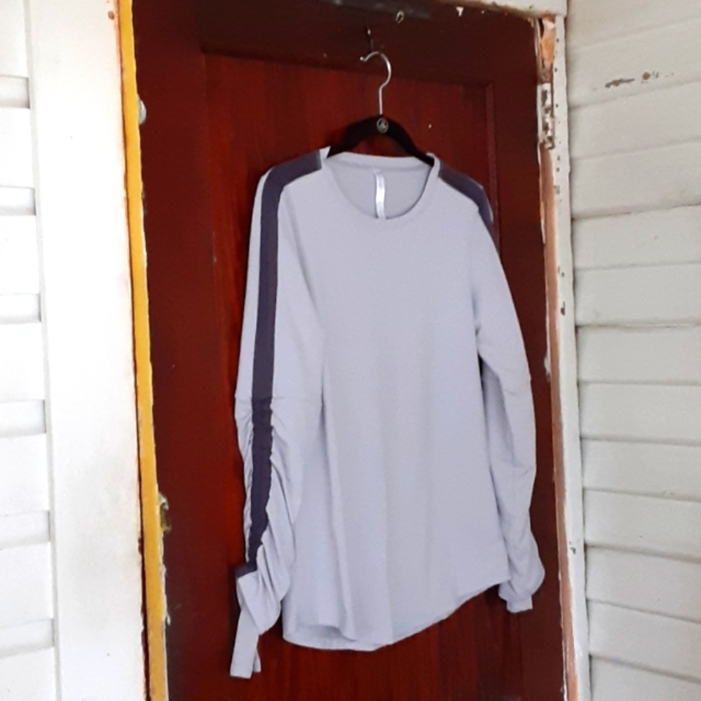 Fabletics sz Medium top with ruching on sleeves - Picture 1 of 5
